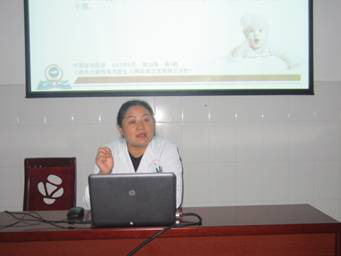 图为区二医院妇产科李琴主任正在讲课