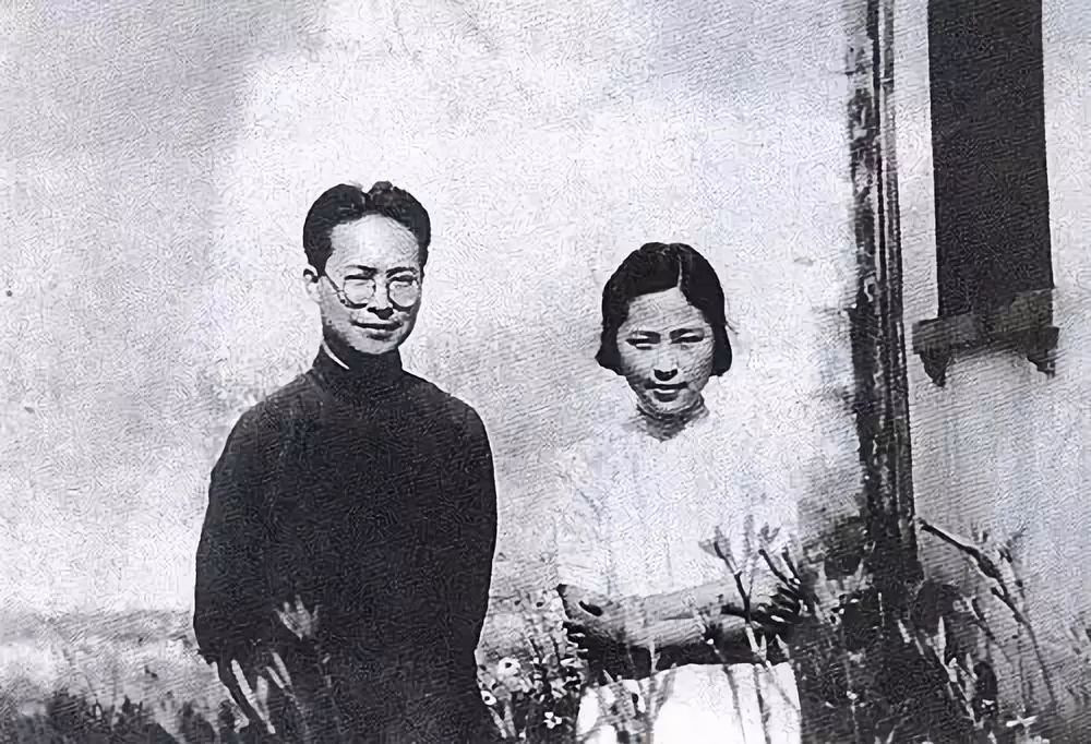 (沈从文1935夏与夫人张兆和在苏州合影)